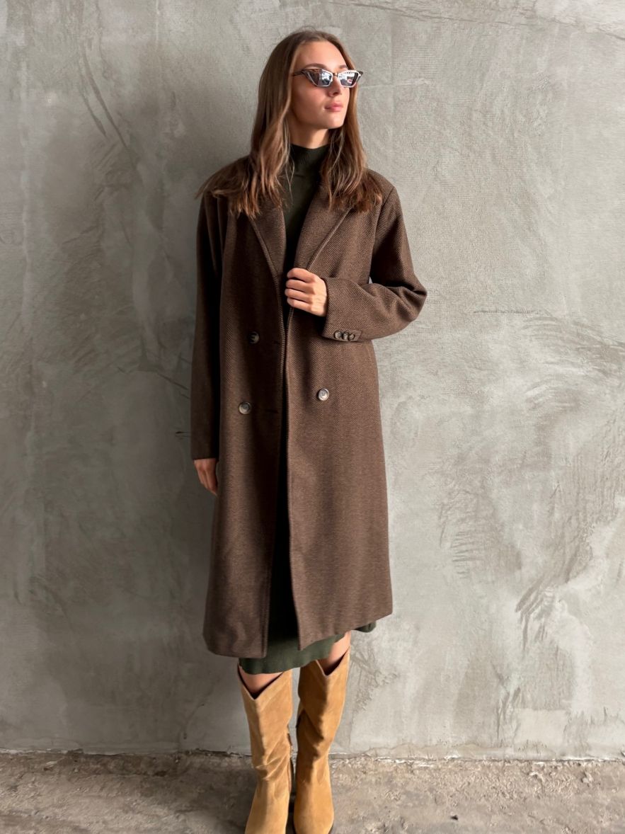 Wełniany płaszcz w jodełkę brązowy dopasowany DREAM