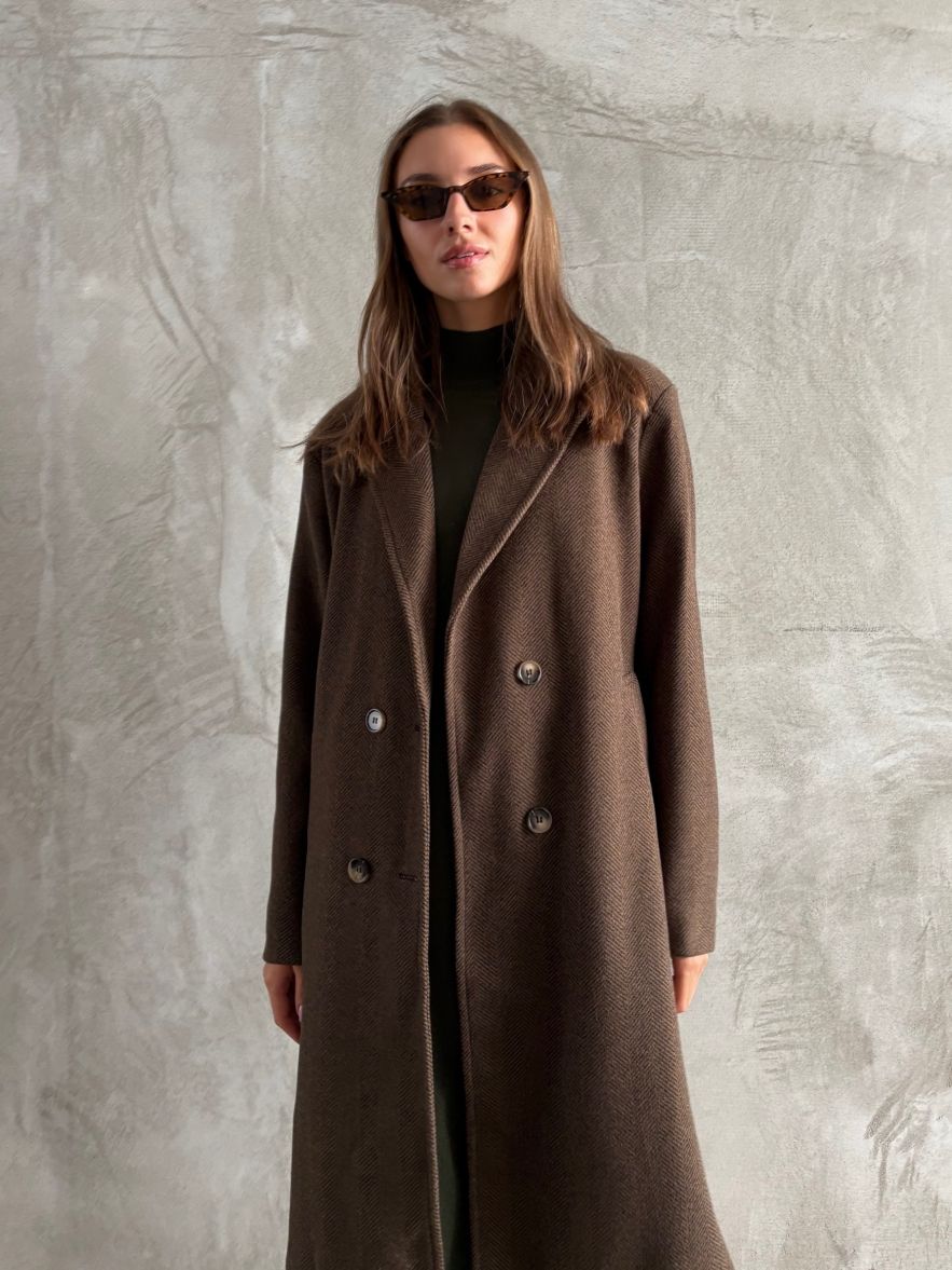 Wełniany płaszcz w jodełkę brązowy dopasowany DREAM