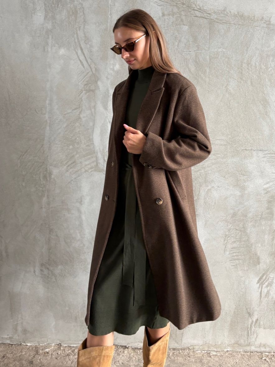 Wełniany płaszcz w jodełkę brązowy dopasowany DREAM