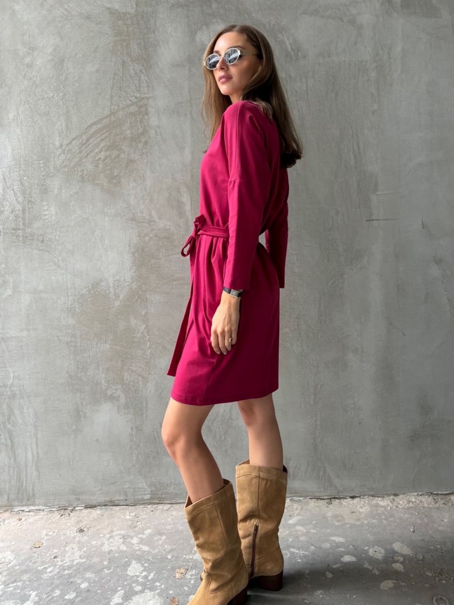 Bawełniana Czerwono Bordowo wiśniowa przed kolano dresowa wygodna sukienka BASIC z paskiem i dekoltem w serek V