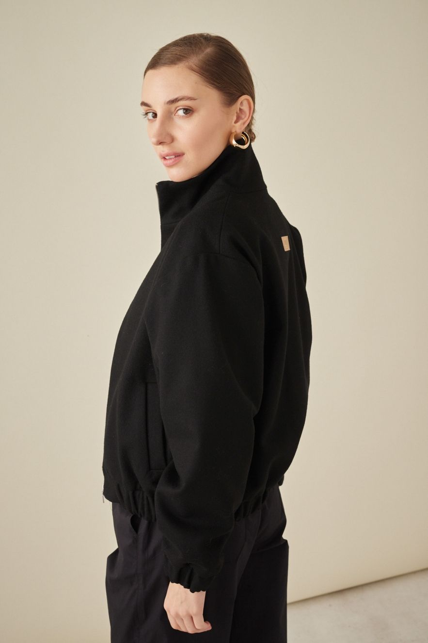 Czarna wełniana kurtka bomberka uniseks z wiskozową podszewką z metalowym suwakiem The Night Black Wełna 100%