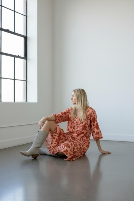 Sukienka brzoskwiniowa z czerwonym printem CELEBRATION z falbaną i paskiem ze 100% wiskozy