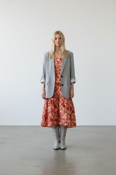 Sukienka brzoskwiniowa z czerwonym printem CELEBRATION z falbaną i paskiem ze 100% wiskozy