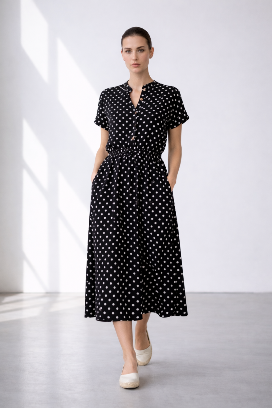 Wiskozowa sukienka czarna w białe groszki rozszerzana luźna z delikatnym wiązaniem pod biustem przy talii