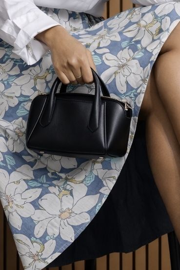 Czarna Skórzana torebka mała Z dwoma krótkimi rączkami i dodatkowym paskiem