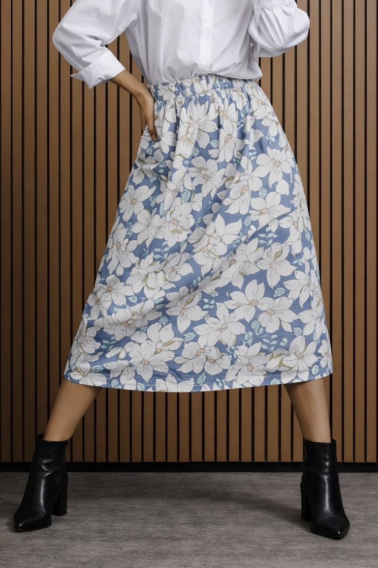 Bawełniana błękitno-biała spódnica w kolorowe kwiaty lilie