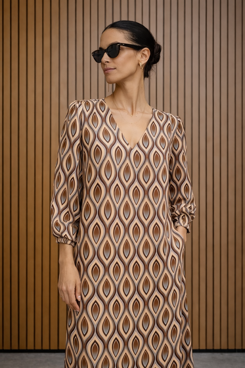 Sukienka aksamitna w dotyku wiskozowa z błękitno-beżowym wzorem w łezki TRES CHIC