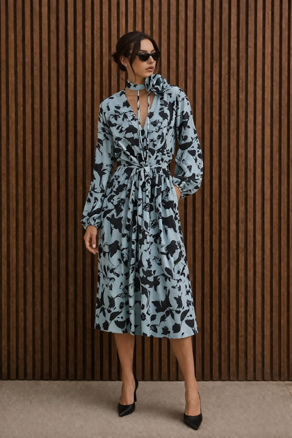 Wiskozowa sukienka miętowa - zielono - błękitna w liściasto-kwiecisty print z paskiem i gumką w talii 