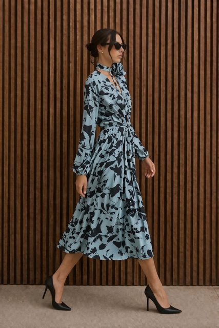 Wiskozowa sukienka miętowa - zielono - błękitna w liściasto-kwiecisty print z paskiem i gumką w talii 