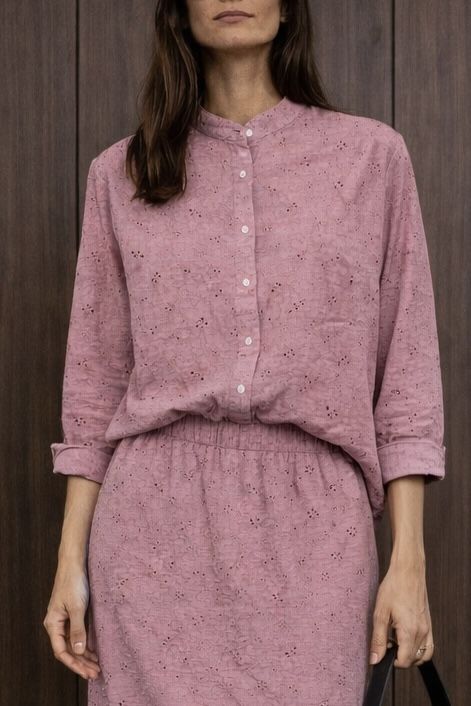 Bawełniana ażurowa różowa koszula bez kołnierzyka, ze stójką