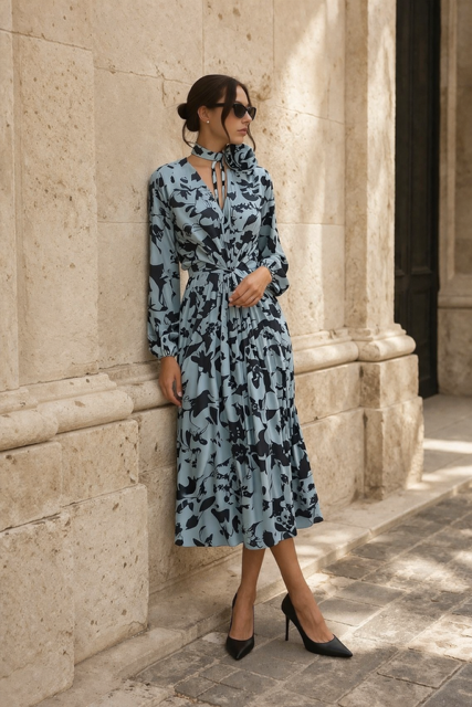 Wiskozowa sukienka miętowa - zielono - błękitna w liściasto-kwiecisty print z paskiem i gumką w talii 