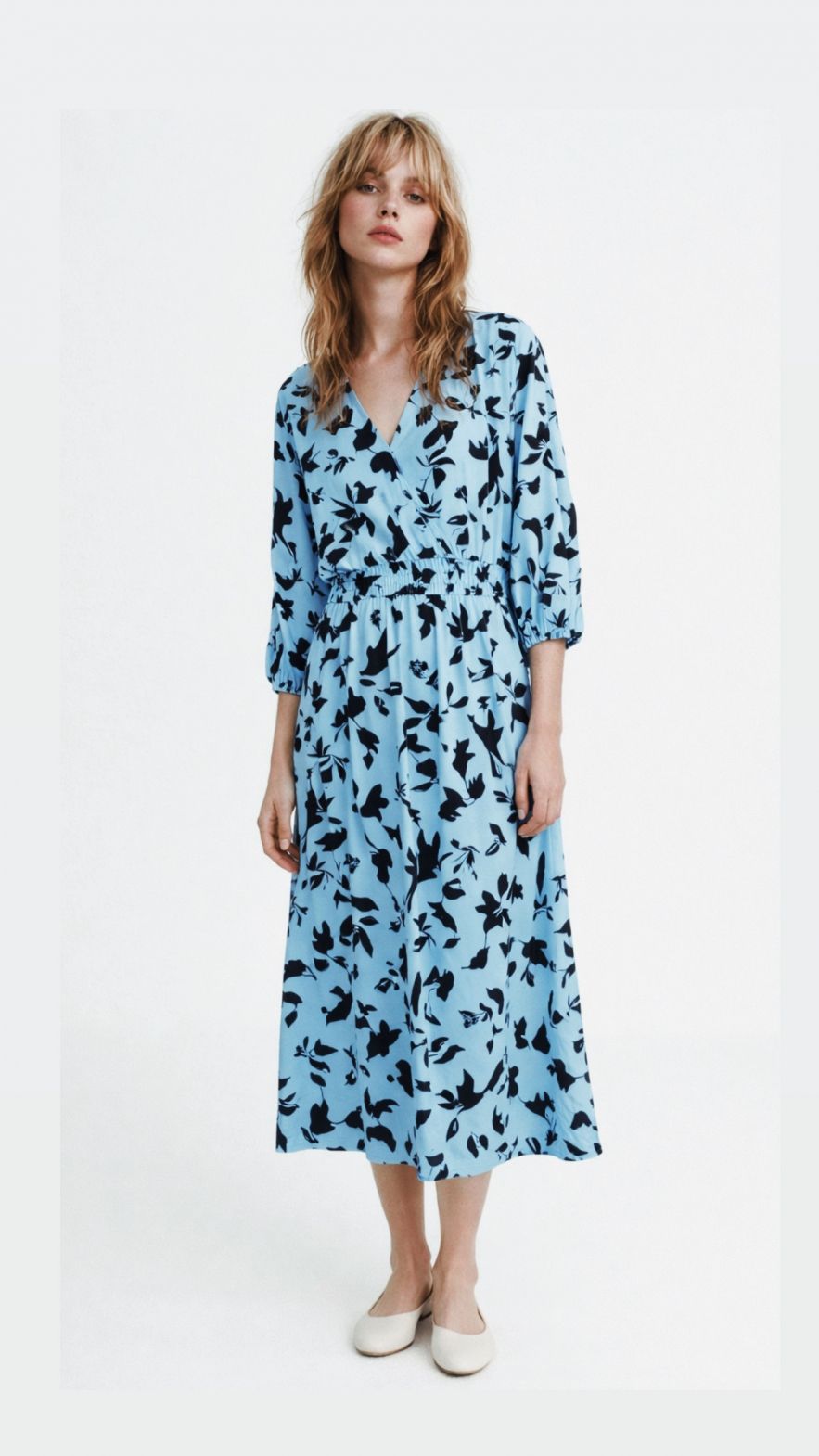 Wiskozowa sukienka miętowo zielono błękitna w liściasto-kwiecisty print z paskiem i gumką w talii