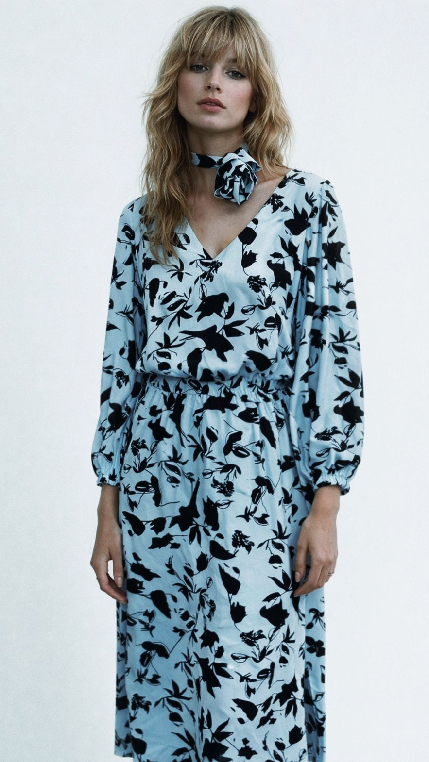 Wiskozowa sukienka miętowo zielono błękitna w liściasto-kwiecisty print z paskiem i gumką w talii