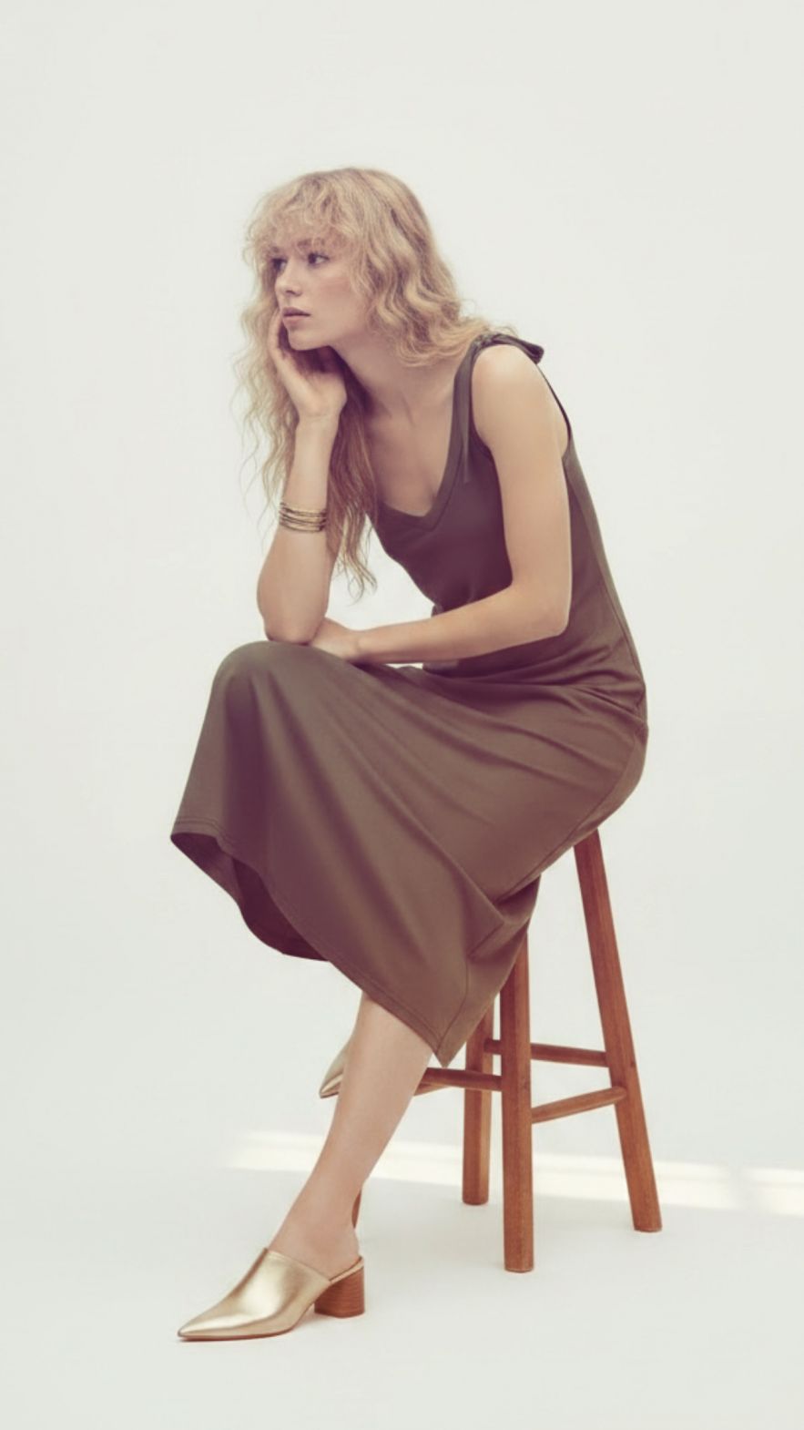 Bawełniana sukienka na ramiączka w kolorze khaki, ziemisto zielonym