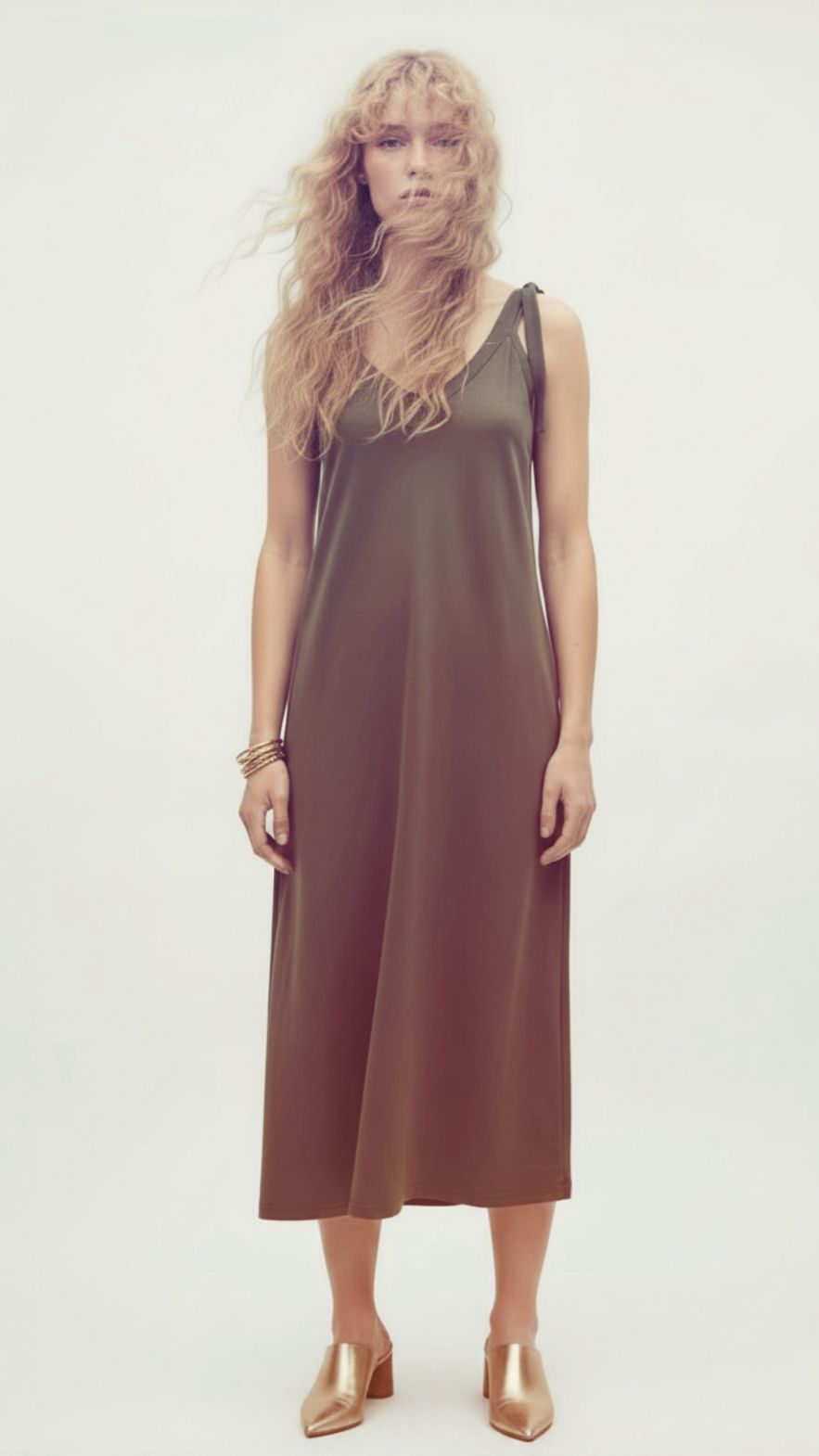 Bawełniana sukienka na ramiączka w kolorze khaki, ziemisto zielonym