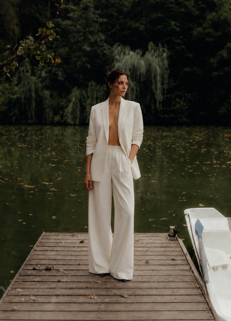 SHOP THE LOOK 7 - garnitur bawełna ecru ciepła biel w delikatne prążki - wersja z długą marynarką 