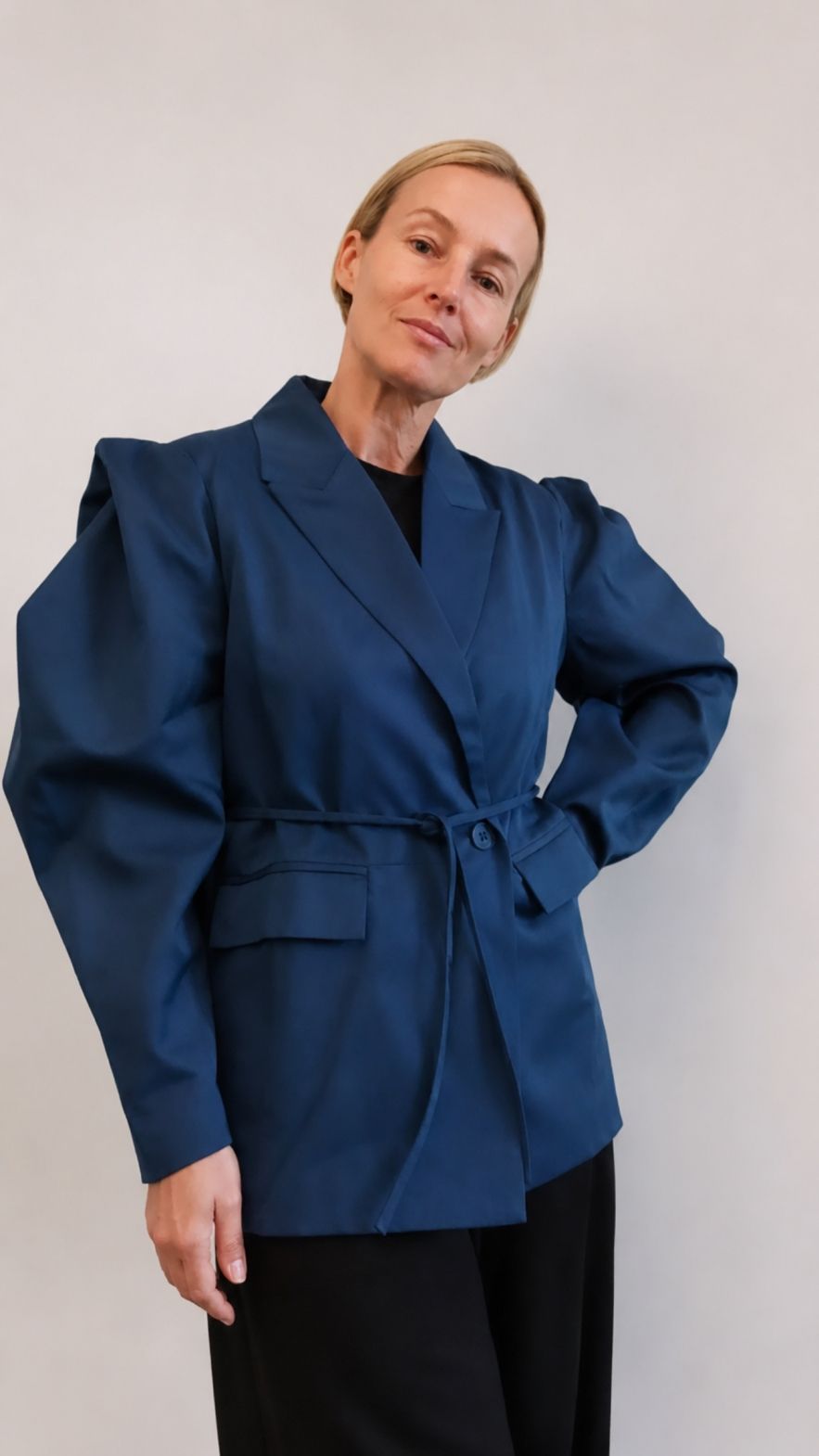 Oversizowa niebieska marynarka z przeskalowanymi ramionami