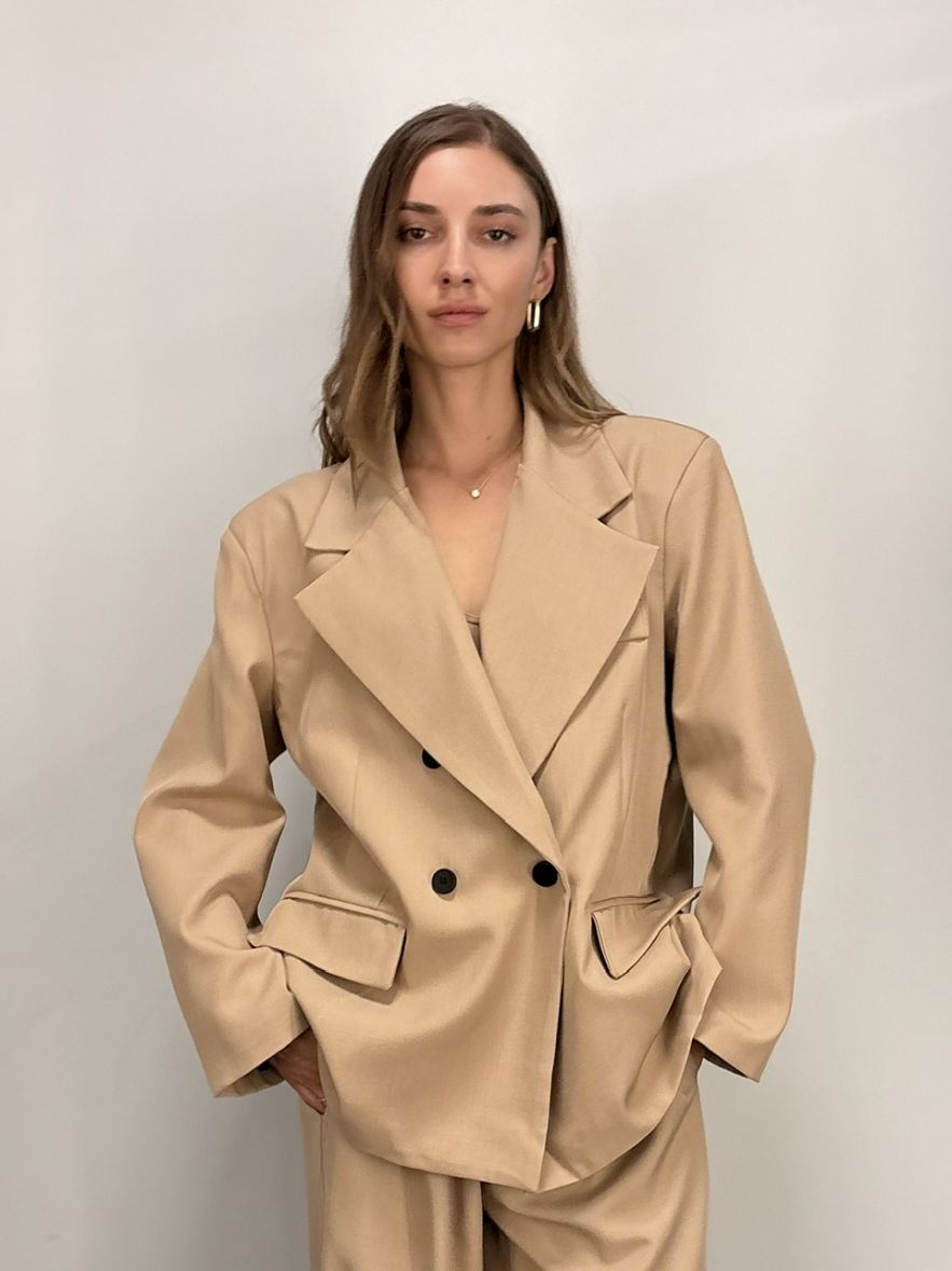 Marynarka oversize z szerokimi ramionami beżowa camel