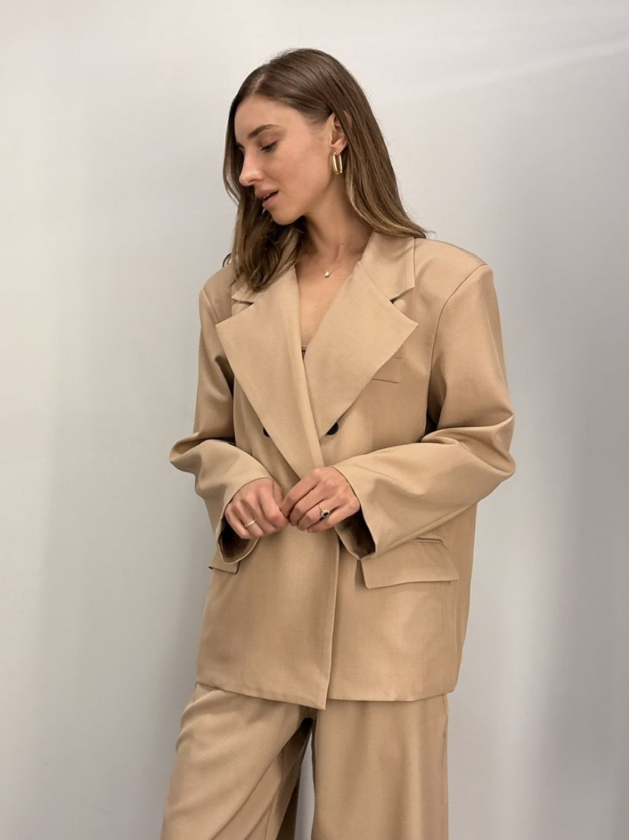 Marynarka oversize z szerokimi ramionami beżowa camel
