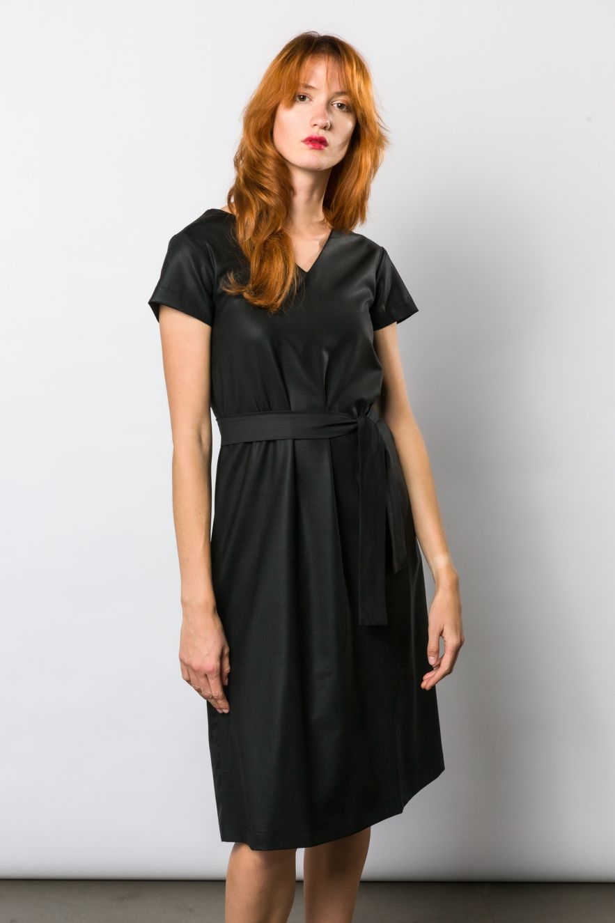 Czarna sukienka wełniana Simplicity Midi