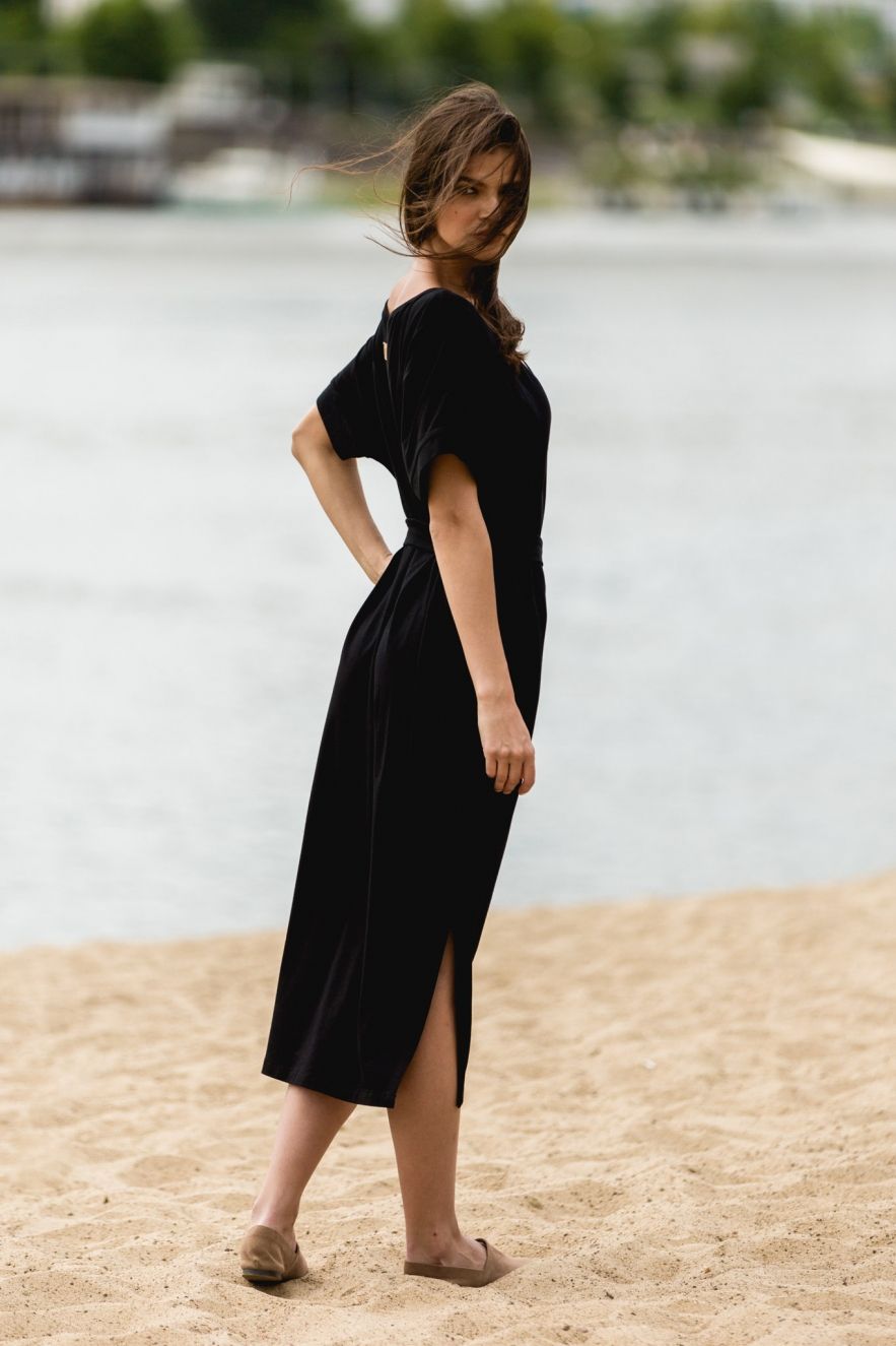 Czarna Bawełniana Sukienka z krótkim rękawem za kolano wersja midi