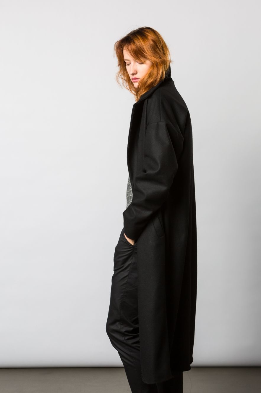 Czarny wełniany płaszcz Kind Of Magic długi 100% wełny