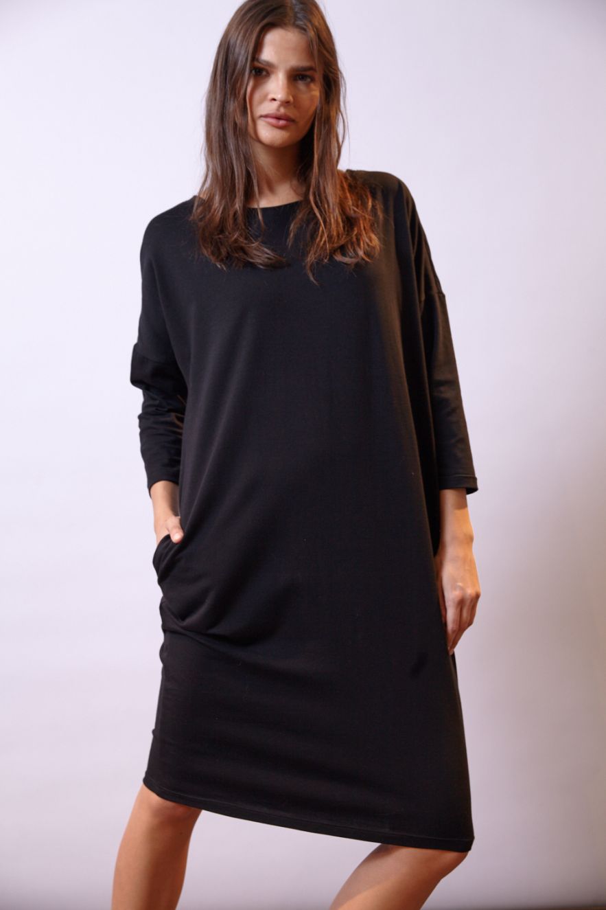 Bawełniana czarna sukienka BASIC z paskiem dekoltem V lub okrągłym