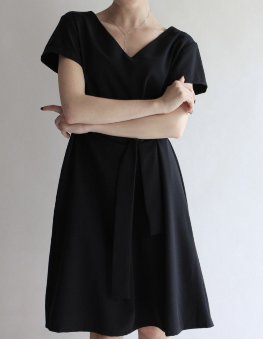 Mała czarna Sukienka z dekoltem i wycięciem na plecach oraz krótkim rękawem SIMPLICITY BLACK SHORT