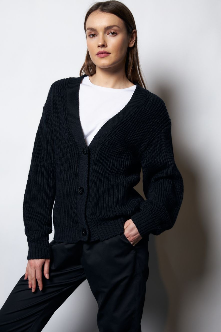 Czarny sweter bawełniany kardigan z guzikami z dekoltem V