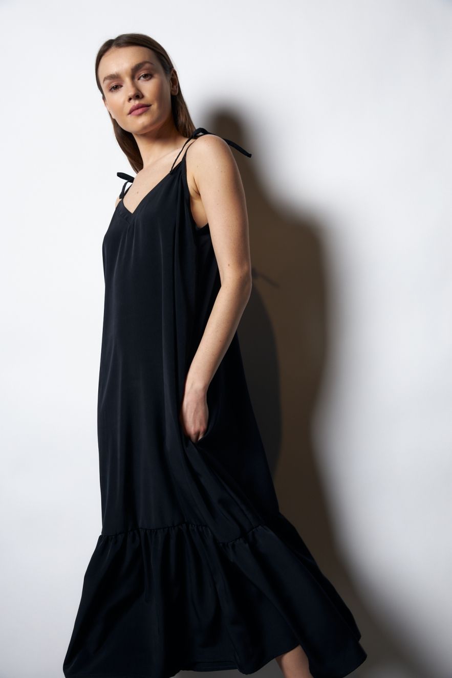Jedwabna czarna Długa Maxi sukienka Celebration na regulowanych ramiączkach z falbaną