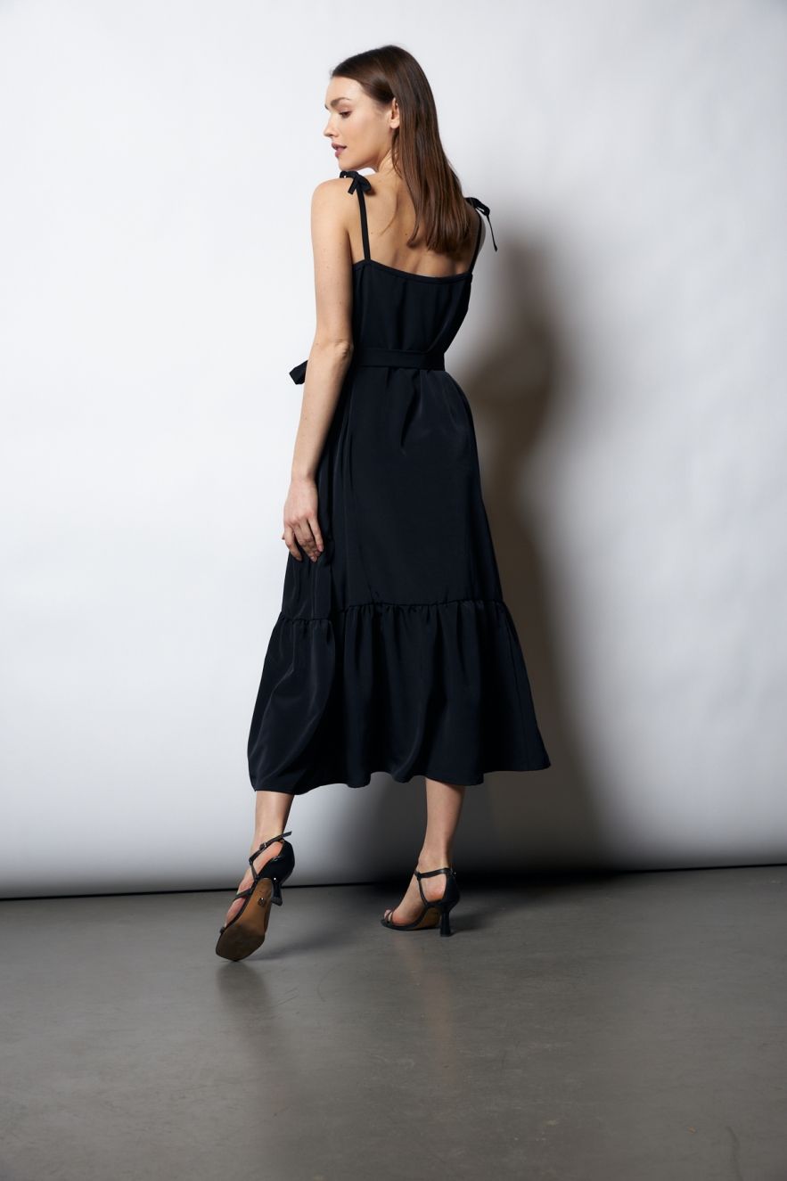 Jedwabna czarna Długa Maxi sukienka Celebration na regulowanych ramiączkach z falbaną