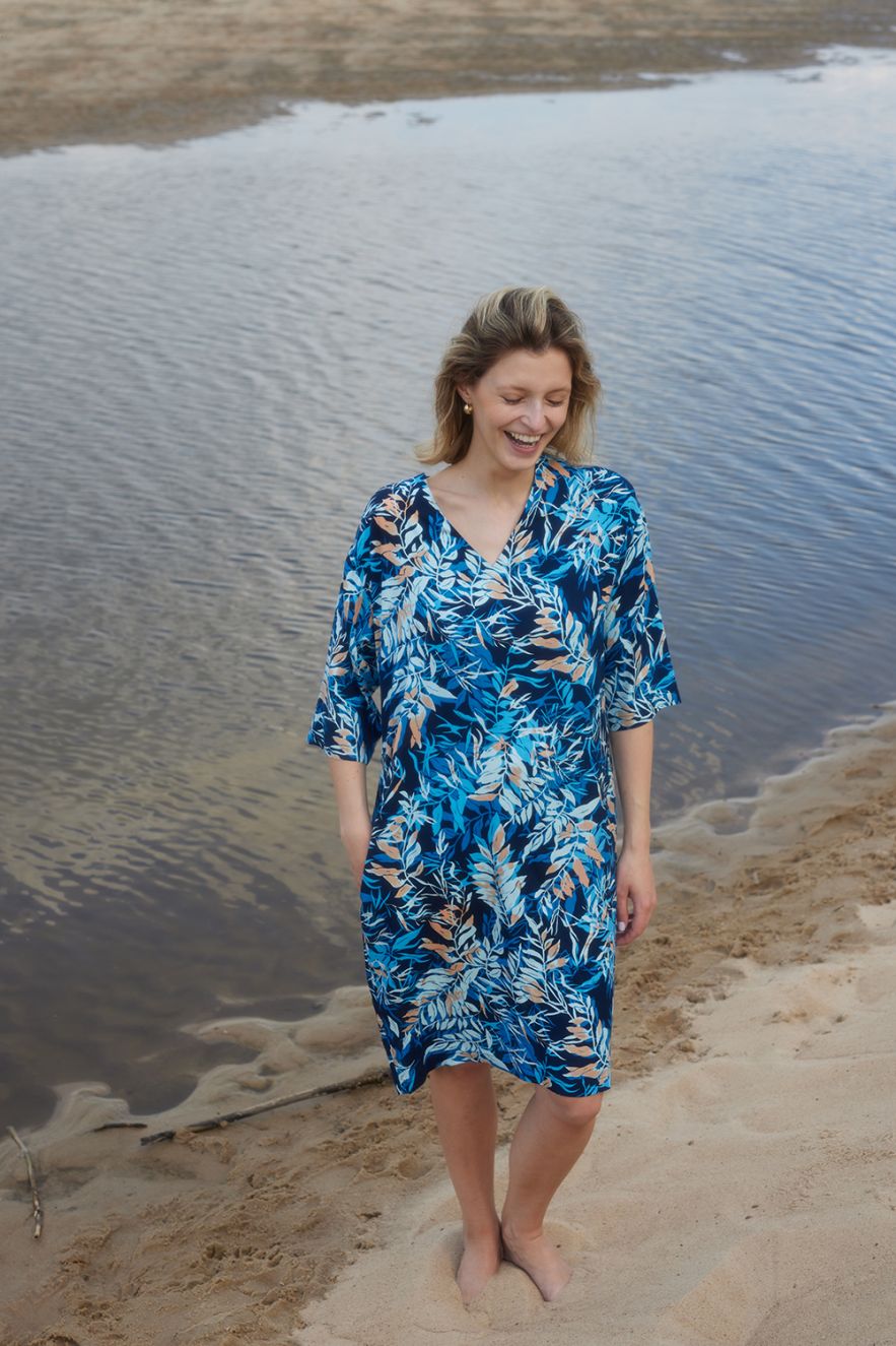 Wiskozowa letnia niebieska sukienka egzotyczne w liście 