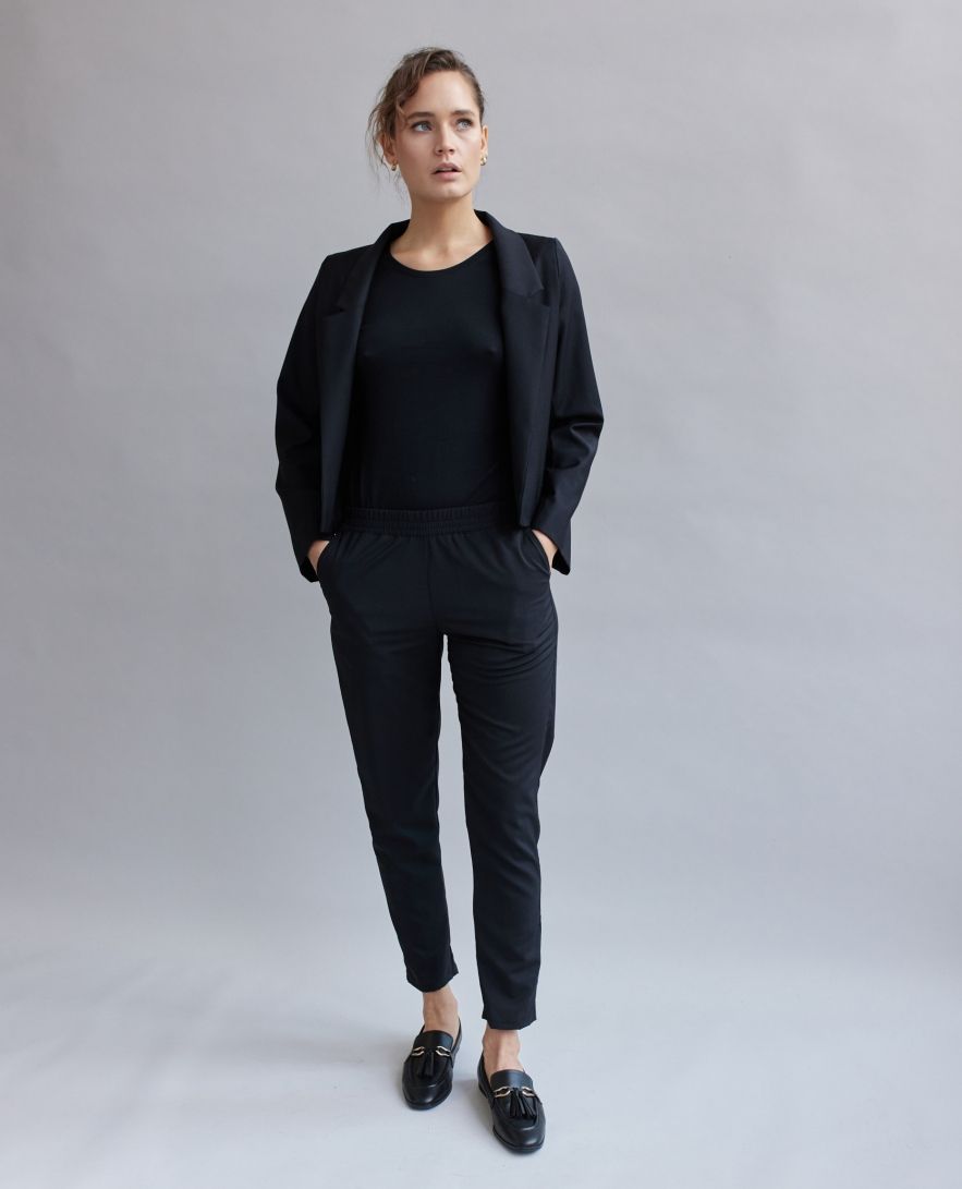 Krótka marynarka wełniana czarna bez guzików LOOSE & Elegance SHORT