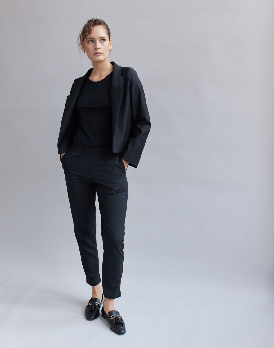 Krótka marynarka wełniana czarna bez guzików LOOSE & Elegance SHORT