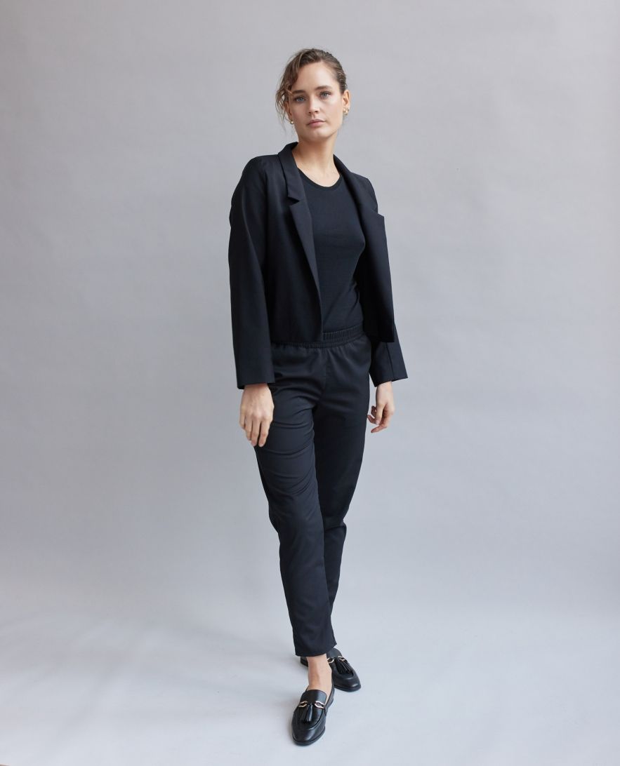 Krótka marynarka wełniana czarna bez guzików LOOSE & Elegance SHORT
