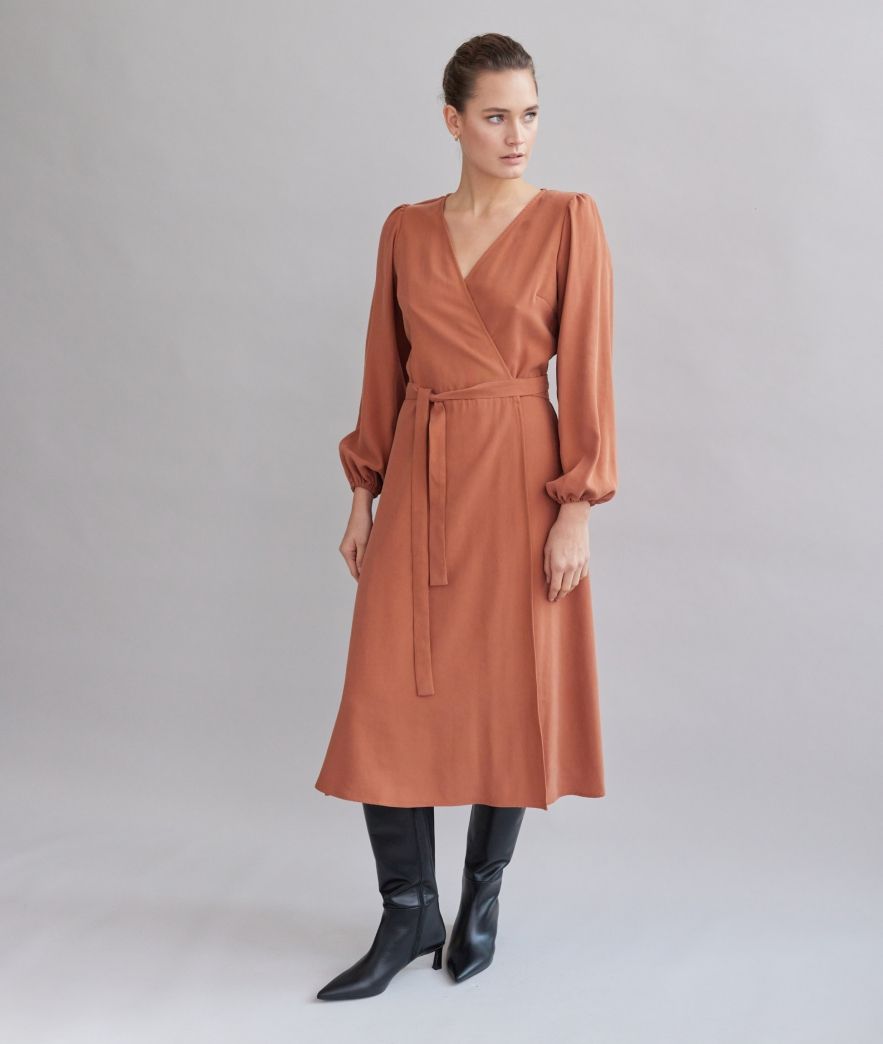 Bawełniana sukienka kopertowa o rudo-ceglanym odcieniu z paskiem z długim rękawem z tencelu 