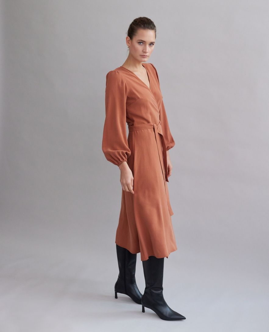 Bawełniana sukienka kopertowa o rudo-ceglanym odcieniu z paskiem z długim rękawem z tencelu 