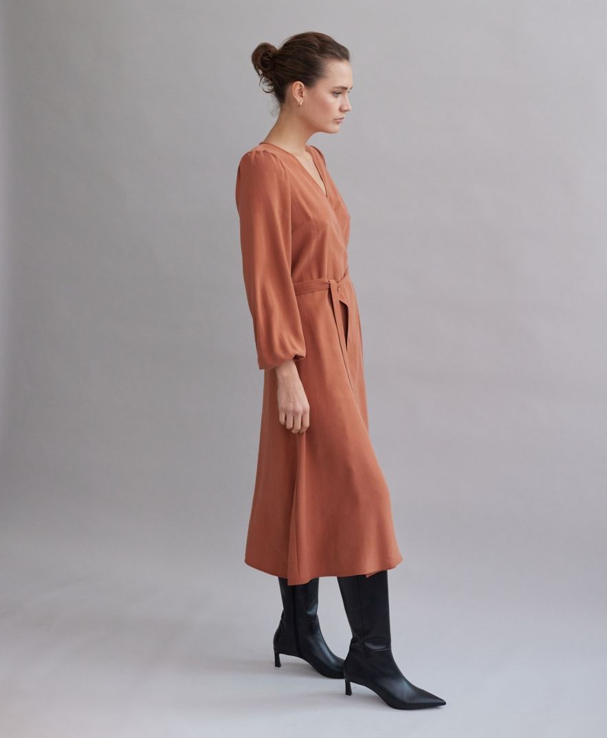 Bawełniana sukienka kopertowa o rudo-ceglanym odcieniu z paskiem z długim rękawem z tencelu 