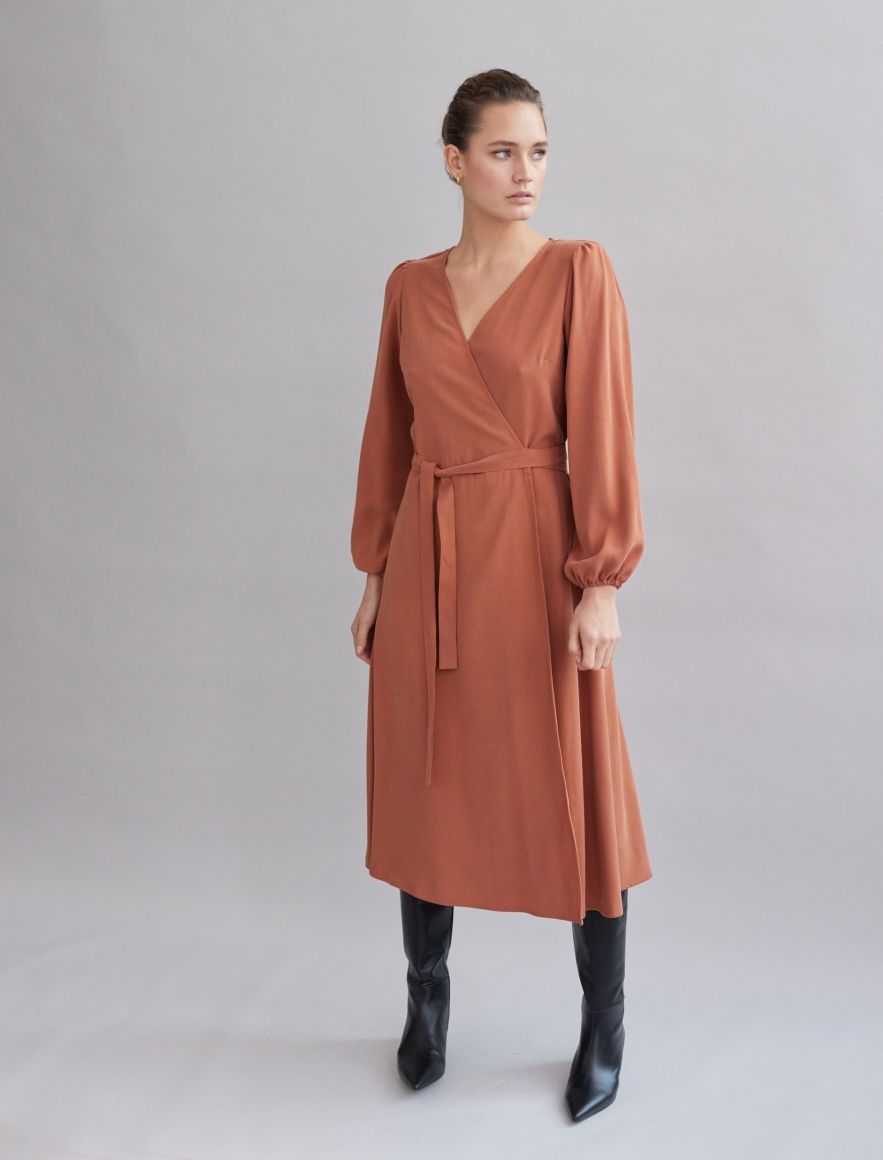 Rudawa sukienka kopertowa o ceglanym odcieniu z paskiem z długim rękawem z tencelu 