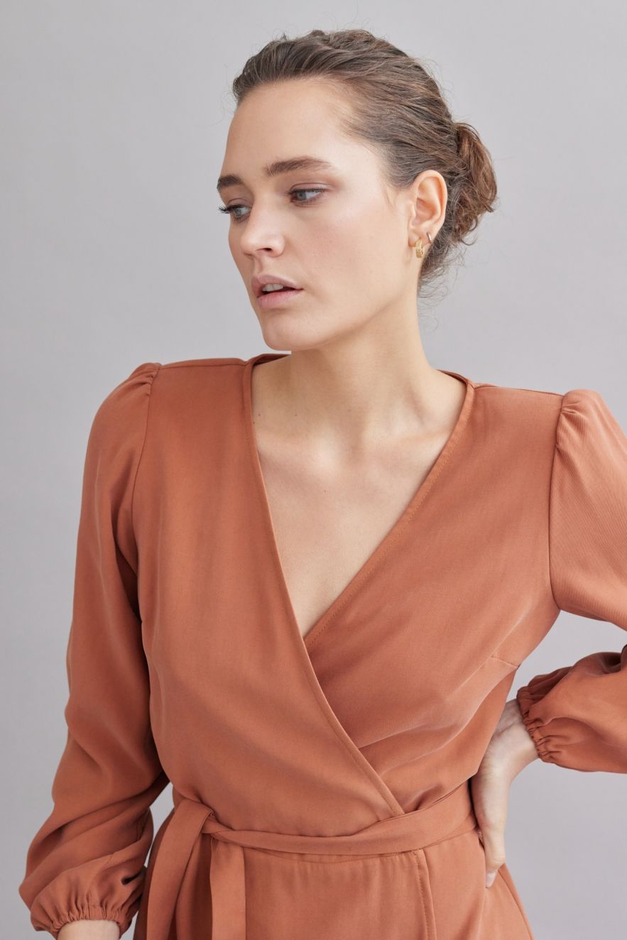 Bawełniana sukienka kopertowa o rudo-ceglanym odcieniu z paskiem z długim rękawem z tencelu 