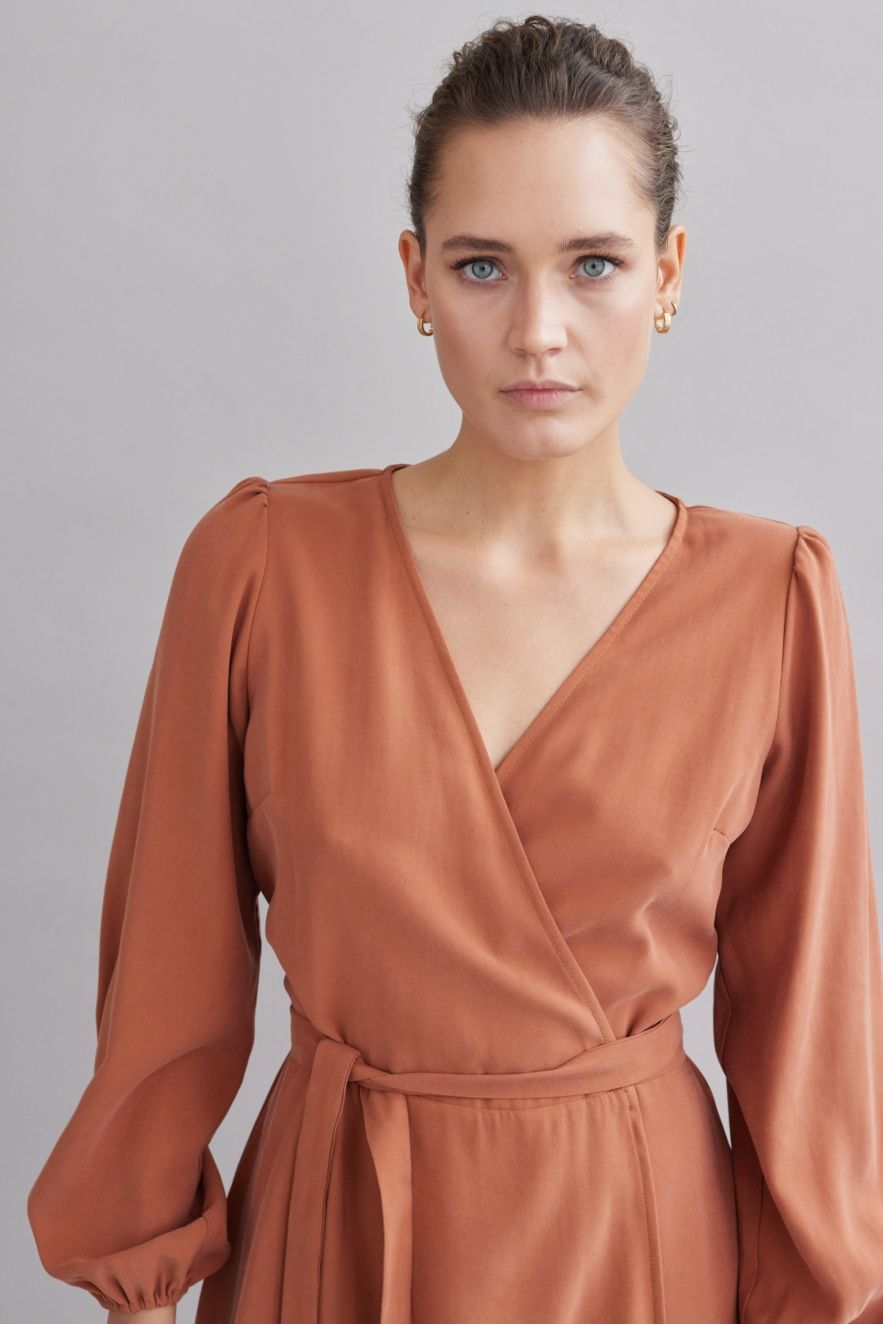 Bawełniana sukienka kopertowa o rudo-ceglanym odcieniu z paskiem z długim rękawem z tencelu 