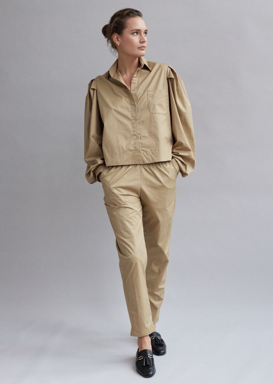 Camelowe spodnie Loose bawełniane cienkie z gumką na łydce