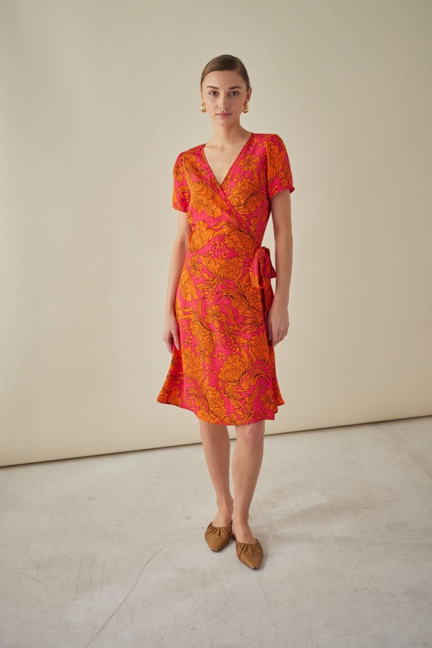 Wiskozowa sukienka kopertowa do kolan w pomarańczowo różowe kwiaty