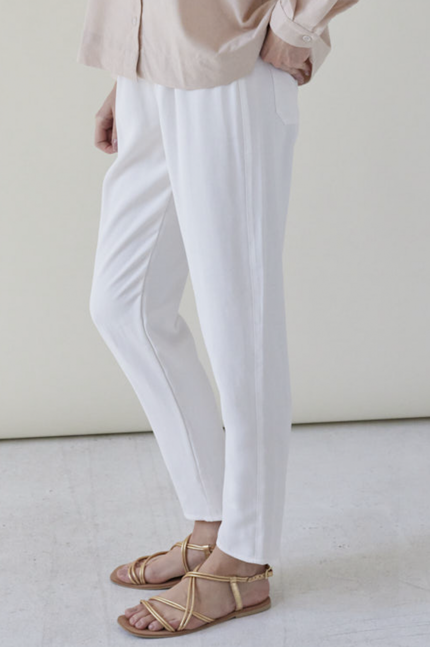 Białe lekkie spodnie Loose wełna 100% na modelce