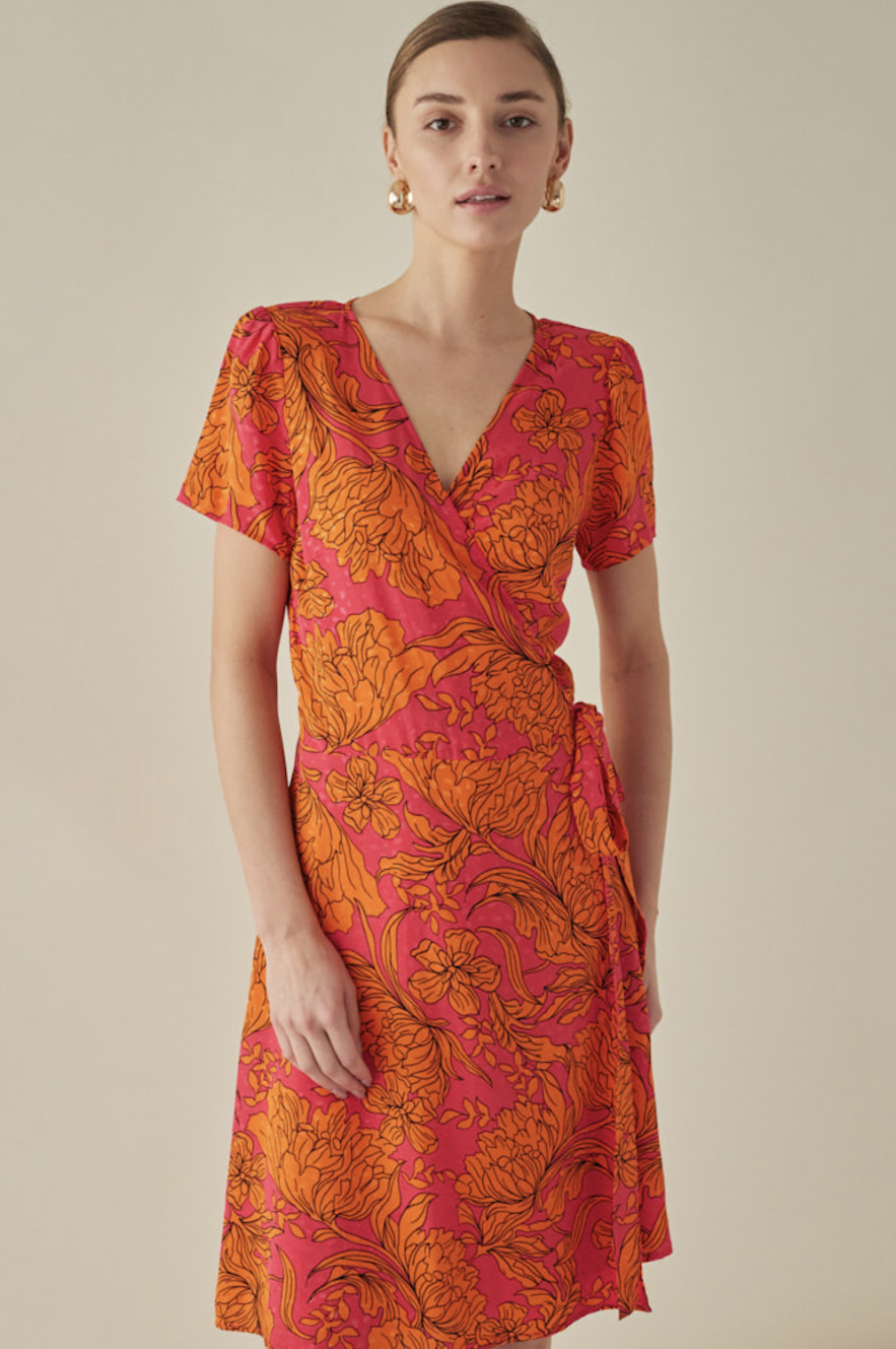 Wiskozowa sukienka kopertowa do kolan w pomarańczowo różowe kwiaty na modelce