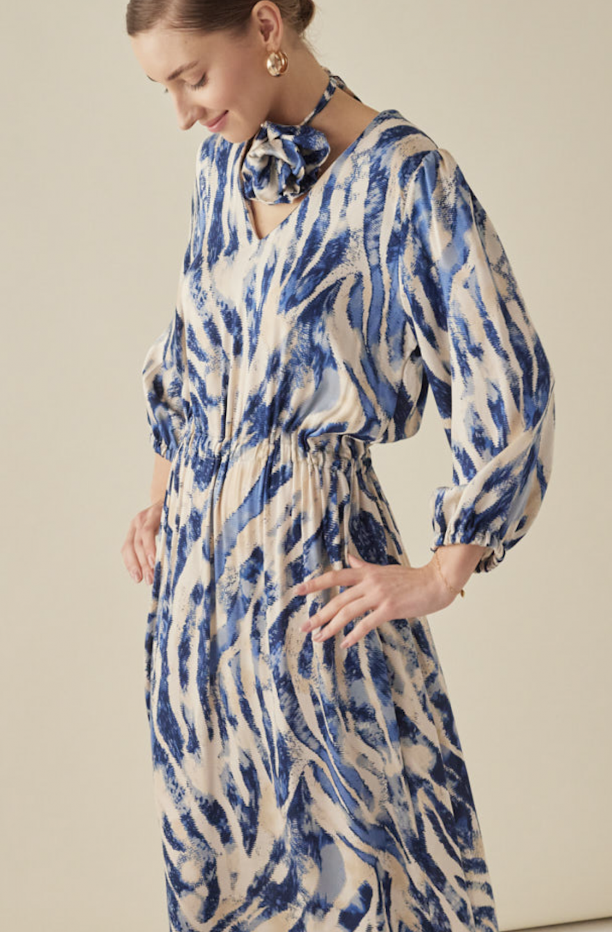 Wiskozowa sukienka jedwabna w dotyku Niebiesko-Błękitno-białe maziaje z paskiem i gumką w talii na modelce