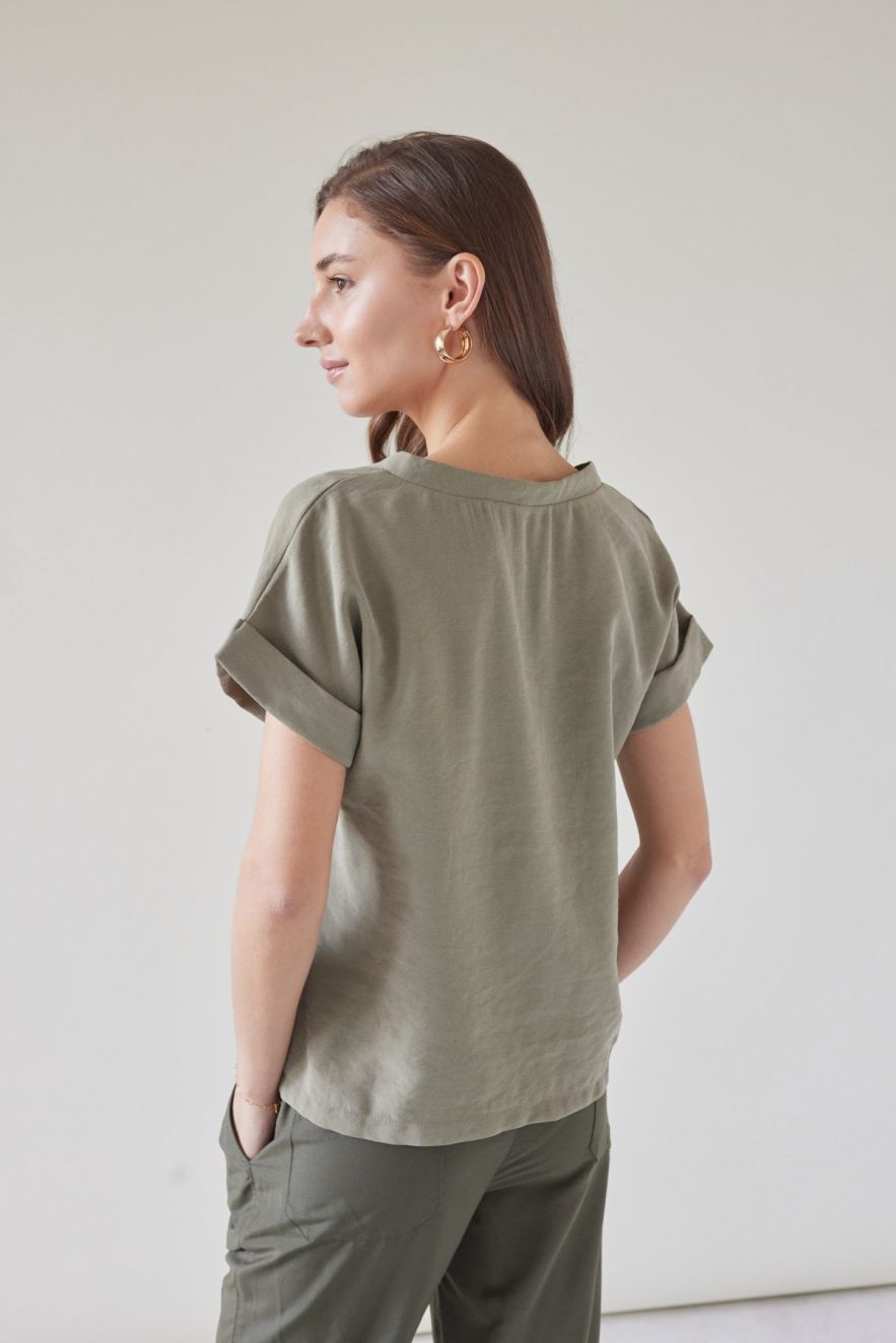 Bluzka w stylu TSHIRTu w serek z TENCELU oversize khaki