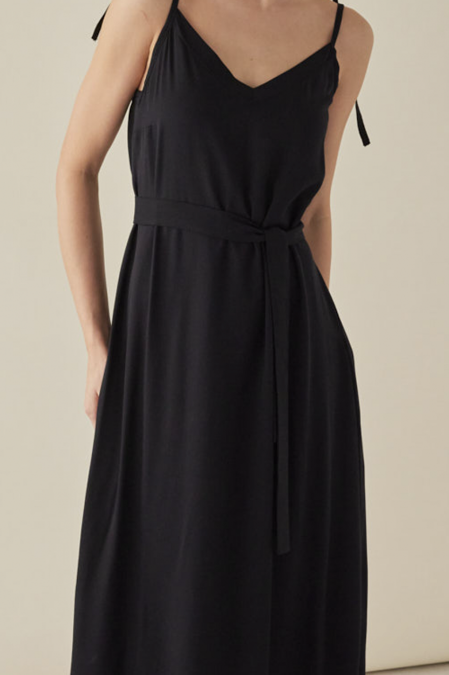 Bawełniana czarna sukienka z dekoltem w serek na ramiączkach