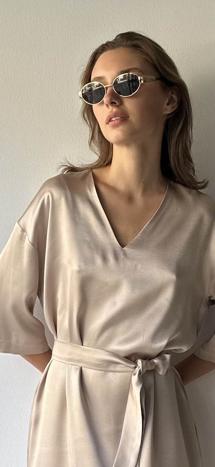Beżowa szampańska prosta sukienka przed kolano z kieszeniami i paskiem Classy jedwabna z rękawem 3/4 jedwab i wiskoza 